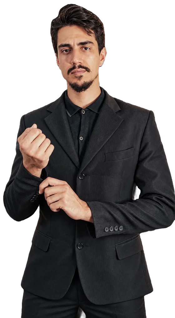 Vitor Santos de paletó preto, ajustando o punho da camisa