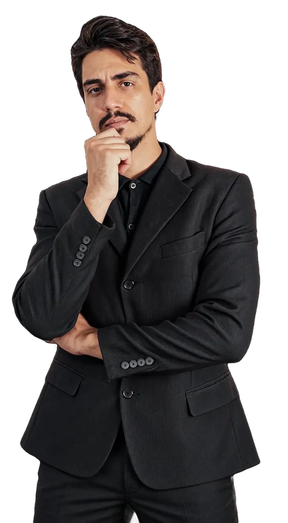 Vitor Santos em uma pose de observação